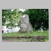 076-1021 Plibischken im Juni 2003. Die Inschrift des Gedenk-steines vor der Kirche ist von Unbekannten erneuert worden.JPG